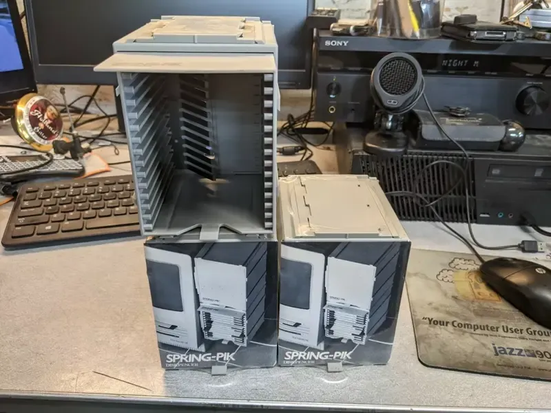 Spring-pik floppy disk storage container